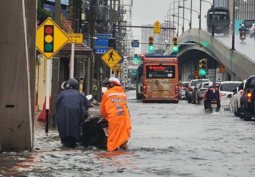 ฝนตกหนักและน้ำท่วมกรุงเทพฯ อาจเป็นเรื่องที่เลี่ยงยาก แต่การป้องกันไม่ให้รถพังและไม่เสียเวลาฟรีบนถนนเป็นสิ่งที่ทำได้